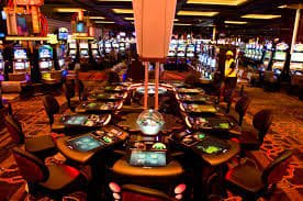 Live blackjack table on mahong group with dealer and chat interface